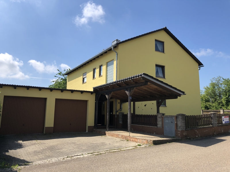 Haus mit Doppelgarage