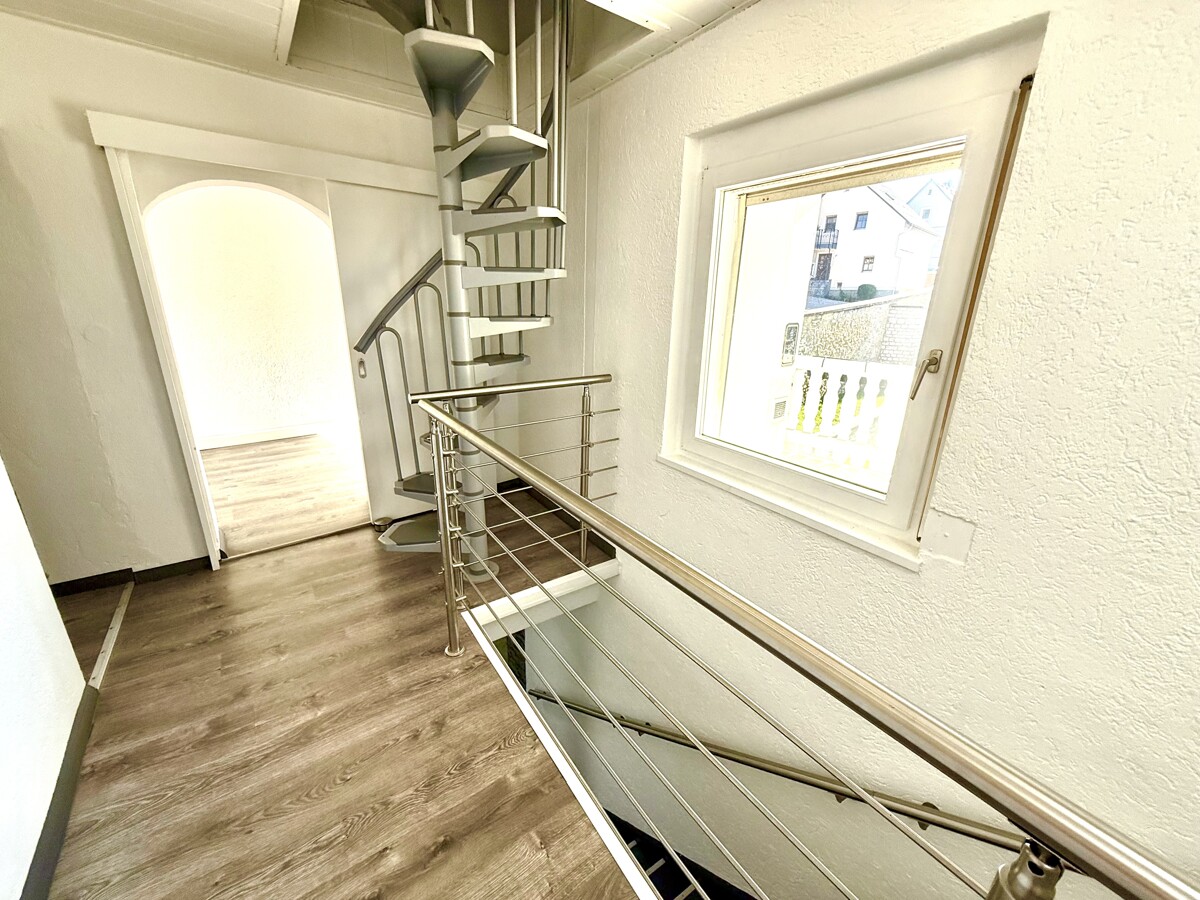 Im Obergeschoss - Ihr Flur gen Treppe in Ihr Dachgeschoss & Kinder- oder Arbeitszimmer