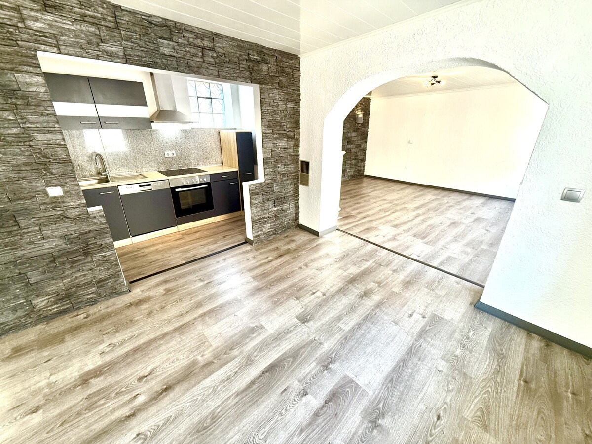 In Ihrem Esszimmer gen Küche & Wohnzimmer