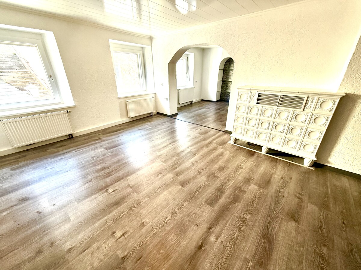 In Ihrem Wohnzimmer gen Esszimmer