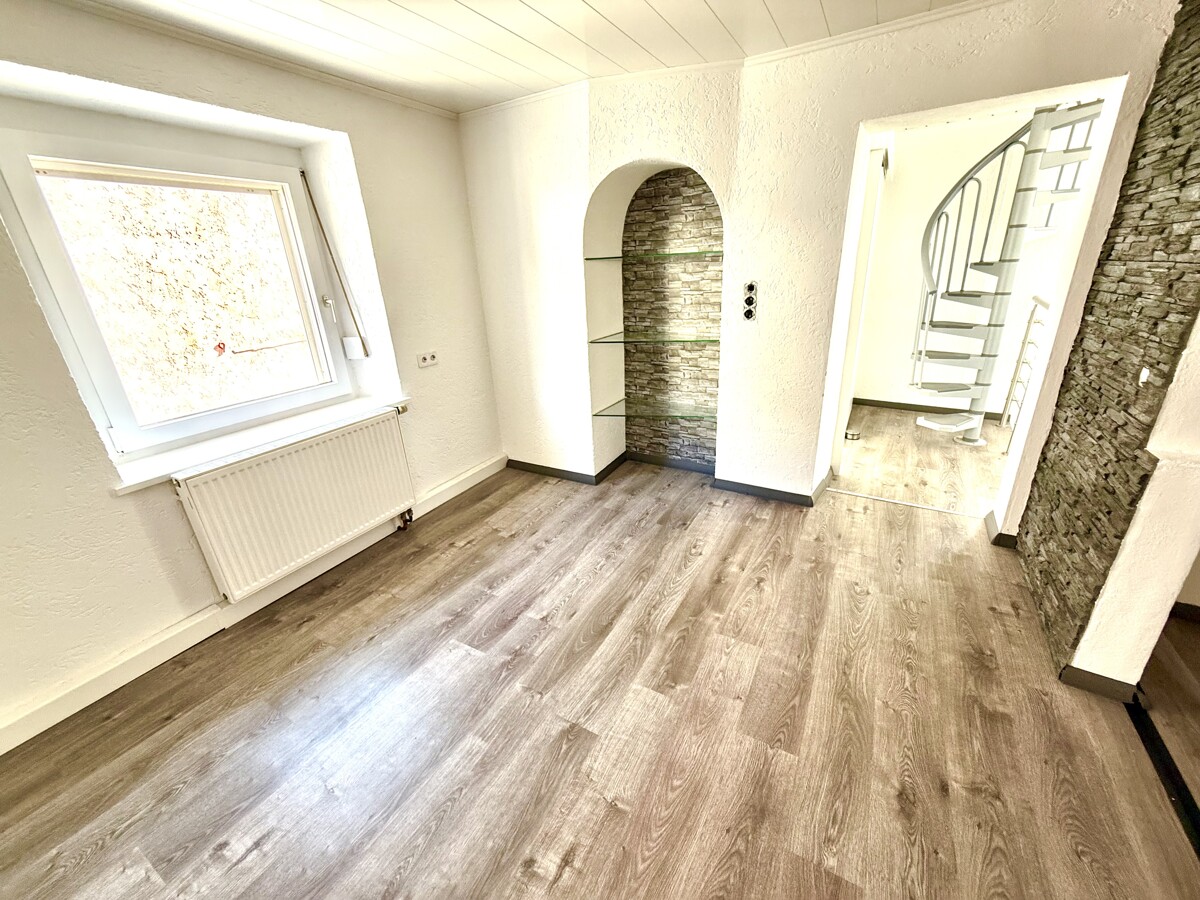 In Ihrem Esszimmer gen Flur & Treppe in Ihr Dachgeschoss