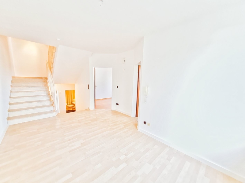 Ihr Esszimmer gen Treppenaufgang & (Kinder)bad